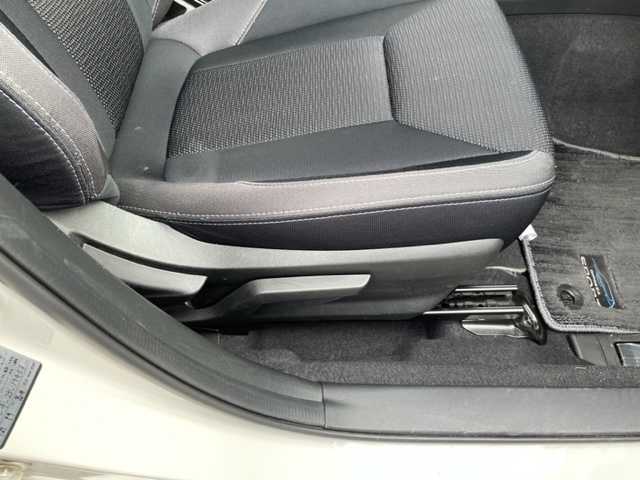 スバル インプレッサ スポーツ 2．0i－L アイサイト 神奈川県 2017(平29)年 2.5万km クリスタルホワイトP ワンオーナー		/純正8インチSDナビ【CN-LR820D】/・DTV/SD/CD/DVD/BT/	MSV/バックカメラ/アイサイトVer.3		/・プリクラッシュブレーキ		/・レーダークルーズコントロール		/・アクティブレーンキープ		/・AT誤発進抑制制御【前後】		/アイドリングストップ	/ナノイー機能		/純正17インチアルミ/D席シートリフター/パドルシフト付革巻きハンドル	/オートライト/LEDヘッドライト/フロント/バックフォグ	/プッシュEgスタート/ストップ/ターンランプ付電動格納ドアミラー	/スマートキー×2（キータグ有）		/ドアバイザー/純正フロアマット/取扱説明書/ナビ取扱説明書/新車時保証書　