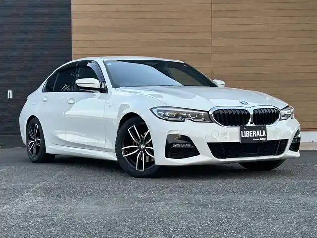 ＢＭＷ ３２０ｉ Mスポーツ 宮崎県 2020(令2)年 4.3万km アルピンホワイトⅢ 純正ナビ/・Bluetooth/・USB/・AM/FM/360°カメラ/・バックカメラ/・サイドカメラ/・フロントカメラ/コンフォートパッケージ/・パワートランク/・HIFIスピーカー/・ストレージパッケージ/インテリジェントセーフティ /・アクティブクルーズコントロール/・レーンキープアシスト/・ブラインドスポットアシスト/ハーフレザーシート /・D/N席シートヒーター /・D/N席パワーシート /LEDヘッドライト/・オートライト/・オートハイビーム /スマートキー×２/保証書/・取扱説明書