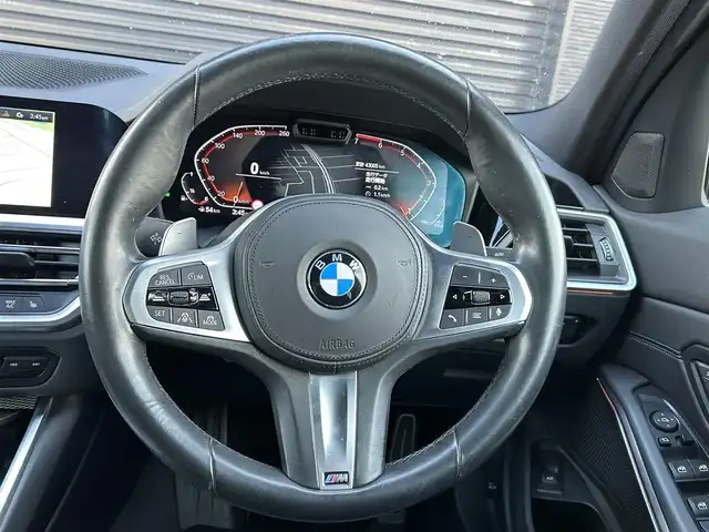 ＢＭＷ ３２０ｉ Mスポーツ 宮崎県 2020(令2)年 4.3万km アルピンホワイトⅢ 純正ナビ/・Bluetooth/・USB/・AM/FM/360°カメラ/・バックカメラ/・サイドカメラ/・フロントカメラ/コンフォートパッケージ/・パワートランク/・HIFIスピーカー/・ストレージパッケージ/インテリジェントセーフティ /・アクティブクルーズコントロール/・レーンキープアシスト/・ブラインドスポットアシスト/ハーフレザーシート /・D/N席シートヒーター /・D/N席パワーシート /LEDヘッドライト/・オートライト/・オートハイビーム /スマートキー×２/保証書/・取扱説明書