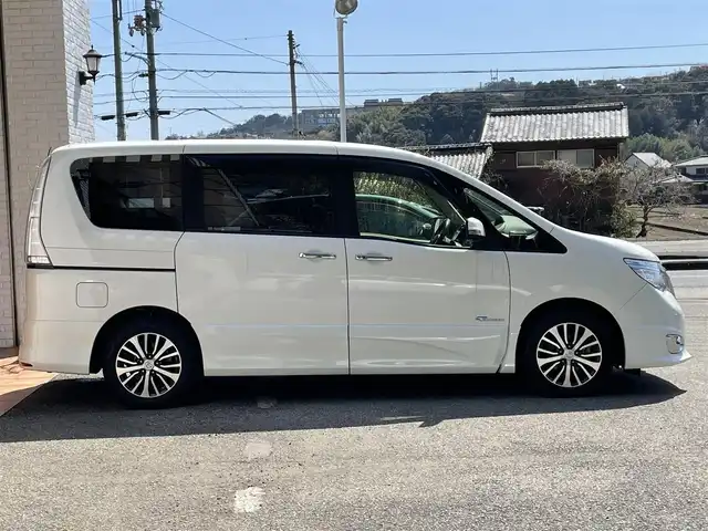 日産 セレナ ハイウェイS S HV Aセーフ 高知県 2014(平26)年 8.6万km ブリリアントホワイトパール (株)IDOMが運営する【じしゃロン高知店】の自社ローン専用車両になります。こちらは現金またはオートローンご利用時の価格です。自社ローンご希望の方は別途その旨お申付け下さい