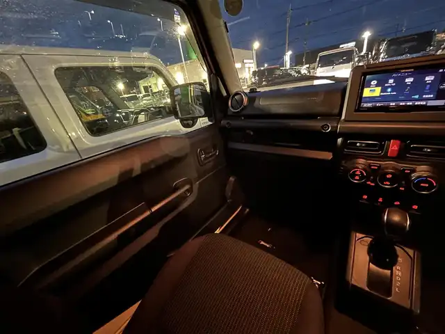 スズキ ジムニー XC 茨城県 2019(平31)年 7.8万km シフォンアイボリーM リフトアップ/社外ヒッチメンバー/社外ナビゲーション/CD/DVD/Bluetooth/フルセグTV/バックカメラ/クルーズコントロール/横滑り防止装置/レーンキープアシスト/衝突被害軽減システム/プッシュスタート/スマートキー/前席シートヒーター/ミラーヒーター/純正16インチAW/オートライト/オートマチックハイビーム/LEDヘッドライト/純正ショック車内積込