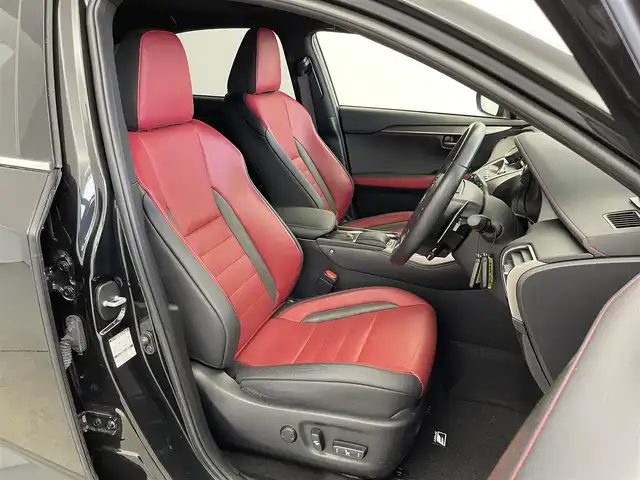 レクサス ＮＸ 300h Fスポーツ 埼玉県 2021(令3)年 3.2万km グラファイトブラックガラスフレーク サンルーフ　純正ナビ　パノラミックビューモニター　赤レザー　ビルトインＥＴＣ２．０　ＢＳＭ　ステアリングヒーター　シートヒーター　ベンチレーション　ＨＵＤ　ドラレコ　三眼ＬＥＤ　　地デジフルセグＴＶ