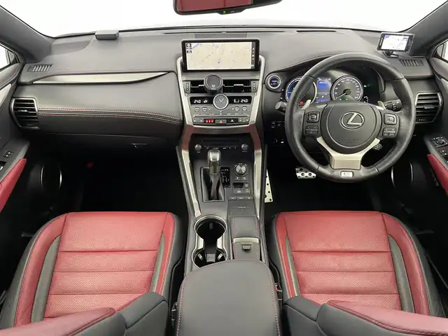 レクサス ＮＸ 300h Fスポーツ 埼玉県 2021(令3)年 3.2万km グラファイトブラックガラスフレーク サンルーフ　純正ナビ　パノラミックビューモニター　赤レザー　ビルトインＥＴＣ２．０　ＢＳＭ　ステアリングヒーター　シートヒーター　ベンチレーション　ＨＵＤ　ドラレコ　三眼ＬＥＤ　　地デジフルセグＴＶ
