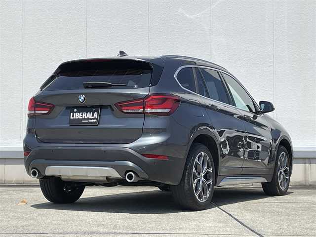 ＢＭＷ Ｘ１ xDrive 18d 東京都 2021(令3)年 1.8万km ミネラルグレー アドバンスド・アクティブ・セーフティ・パッケージ /・ドライビング・アシスト・プラス/コンフォート・パッケージ/・オートマチック・テールゲート・オペレーション/　（オープン／クローズ）/ ・スライディング・リヤ・シート/　（リヤ・シート・バックレスト角度調節機能付）/・電動フロント・シート/　（運転席&助手席、運転席メモリー機能付）/アンビエントライト/バックカメラ/ハーフレザー