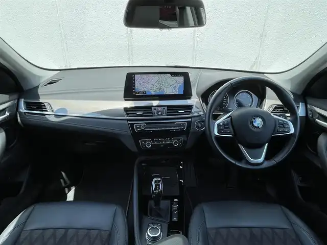 ＢＭＷ Ｘ１ xDrive 18d 東京都 2021(令3)年 1.8万km ミネラルグレー アドバンスド・アクティブ・セーフティ・パッケージ /・ドライビング・アシスト・プラス/コンフォート・パッケージ/・オートマチック・テールゲート・オペレーション/　（オープン／クローズ）/ ・スライディング・リヤ・シート/　（リヤ・シート・バックレスト角度調節機能付）/・電動フロント・シート/　（運転席&助手席、運転席メモリー機能付）/アンビエントライト/バックカメラ/ハーフレザー
