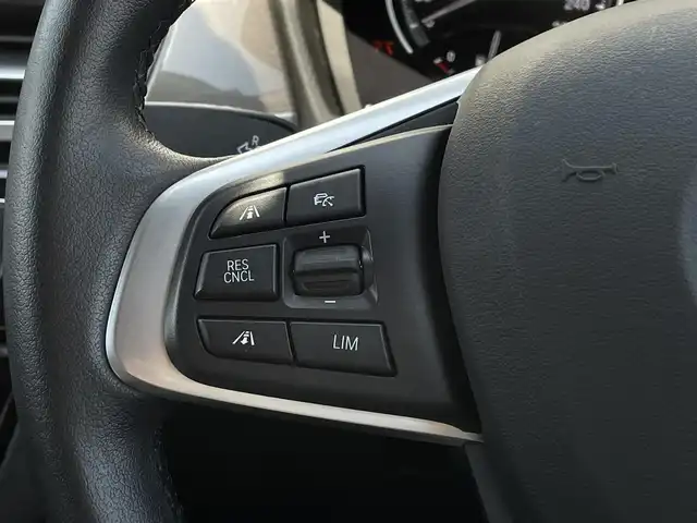 ＢＭＷ Ｘ１ xDrive 18d 東京都 2021(令3)年 1.8万km ミネラルグレー アドバンスド・アクティブ・セーフティ・パッケージ /・ドライビング・アシスト・プラス/コンフォート・パッケージ/・オートマチック・テールゲート・オペレーション/　（オープン／クローズ）/ ・スライディング・リヤ・シート/　（リヤ・シート・バックレスト角度調節機能付）/・電動フロント・シート/　（運転席&助手席、運転席メモリー機能付）/アンビエントライト/バックカメラ/ハーフレザー