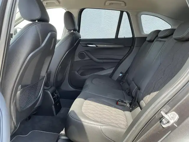 ＢＭＷ Ｘ１ xDrive 18d 東京都 2021(令3)年 1.8万km ミネラルグレー アドバンスド・アクティブ・セーフティ・パッケージ /・ドライビング・アシスト・プラス/コンフォート・パッケージ/・オートマチック・テールゲート・オペレーション/　（オープン／クローズ）/ ・スライディング・リヤ・シート/　（リヤ・シート・バックレスト角度調節機能付）/・電動フロント・シート/　（運転席&助手席、運転席メモリー機能付）/アンビエントライト/バックカメラ/ハーフレザー