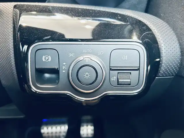 メルセデス・ベンツ Ａ２００ｄ AMGライン 大阪府 2022(令4)年 1.7万km ポーラホワイト ワンオーナー/レーダーセーフティ/ハーフレザー/シートヒーター/純正ナビ/TV/バックカメラ/ACC/純正18インチAW/LEDヘッドライト/アンビエントライト/ブラインドスポット/クリアランスソナー/パナメリカーナグリル