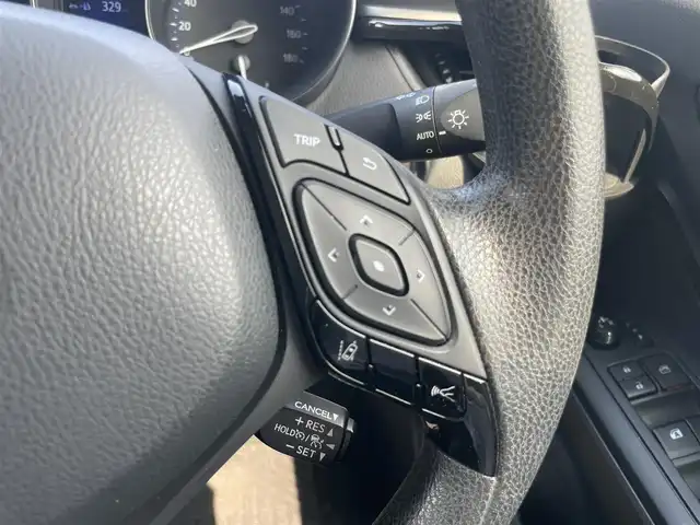 トヨタ Ｃ－ＨＲ S－T 広島県 2019(平31)年 5.1万km ホワイトパールクリスタルシャイン ワンオーナー/純正SDナビ(NSZT-W68T)/　（Bluetooth/フルセグテレビ/CD/DVD/AM/FM）/レーダークルーズコントロール/SPORT ABELIA 17インチアルミホイール/純正フロアマット/バックカメラ/LEDヘッドライト/オートマチックハイビーム/オートライト/横滑り防止装置/レーンキープアシスト/盗難防止装置/衝突被害軽減システム/W+サイドエアバッグ/カーテンエアバック/スマートキー/保証書/取扱説明書