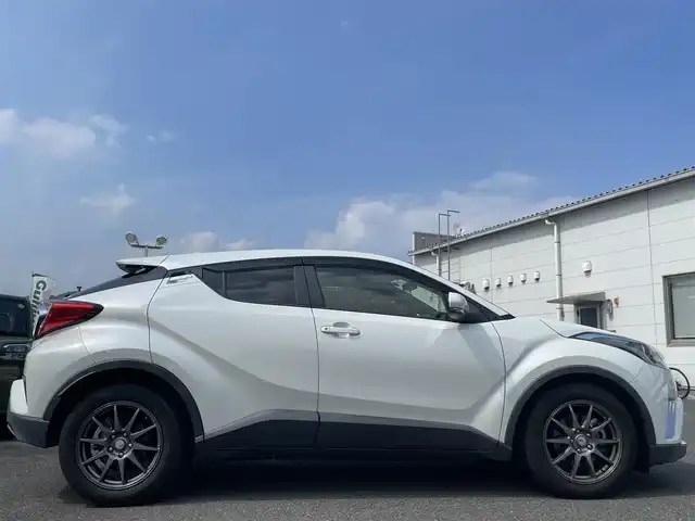 トヨタ Ｃ－ＨＲ S－T 広島県 2019(平31)年 5.1万km ホワイトパールクリスタルシャイン ワンオーナー/純正SDナビ(NSZT-W68T)/　（Bluetooth/フルセグテレビ/CD/DVD/AM/FM）/レーダークルーズコントロール/SPORT ABELIA 17インチアルミホイール/純正フロアマット/バックカメラ/LEDヘッドライト/オートマチックハイビーム/オートライト/横滑り防止装置/レーンキープアシスト/盗難防止装置/衝突被害軽減システム/W+サイドエアバッグ/カーテンエアバック/スマートキー/保証書/取扱説明書