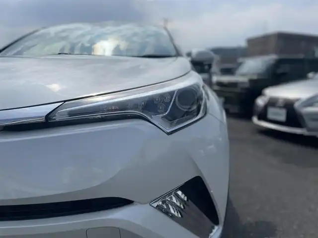 トヨタ Ｃ－ＨＲ S－T 広島県 2019(平31)年 5.1万km ホワイトパールクリスタルシャイン ワンオーナー/純正SDナビ(NSZT-W68T)/　（Bluetooth/フルセグテレビ/CD/DVD/AM/FM）/レーダークルーズコントロール/SPORT ABELIA 17インチアルミホイール/純正フロアマット/バックカメラ/LEDヘッドライト/オートマチックハイビーム/オートライト/横滑り防止装置/レーンキープアシスト/盗難防止装置/衝突被害軽減システム/W+サイドエアバッグ/カーテンエアバック/スマートキー/保証書/取扱説明書