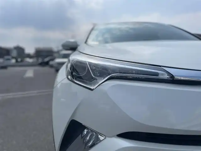 トヨタ Ｃ－ＨＲ S－T 広島県 2019(平31)年 5.1万km ホワイトパールクリスタルシャイン ワンオーナー/純正SDナビ(NSZT-W68T)/　（Bluetooth/フルセグテレビ/CD/DVD/AM/FM）/レーダークルーズコントロール/SPORT ABELIA 17インチアルミホイール/純正フロアマット/バックカメラ/LEDヘッドライト/オートマチックハイビーム/オートライト/横滑り防止装置/レーンキープアシスト/盗難防止装置/衝突被害軽減システム/W+サイドエアバッグ/カーテンエアバック/スマートキー/保証書/取扱説明書