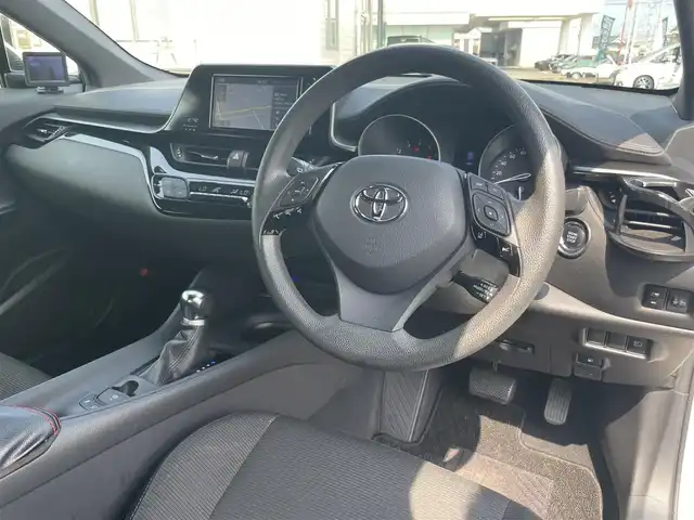 トヨタ Ｃ－ＨＲ S－T 広島県 2019(平31)年 5.1万km ホワイトパールクリスタルシャイン ワンオーナー/純正SDナビ(NSZT-W68T)/　（Bluetooth/フルセグテレビ/CD/DVD/AM/FM）/レーダークルーズコントロール/SPORT ABELIA 17インチアルミホイール/純正フロアマット/バックカメラ/LEDヘッドライト/オートマチックハイビーム/オートライト/横滑り防止装置/レーンキープアシスト/盗難防止装置/衝突被害軽減システム/W+サイドエアバッグ/カーテンエアバック/スマートキー/保証書/取扱説明書