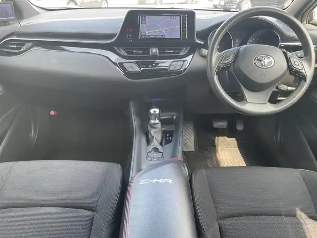 トヨタ Ｃ－ＨＲ S－T 広島県 2019(平31)年 5.1万km ホワイトパールクリスタルシャイン ワンオーナー/純正SDナビ(NSZT-W68T)/　（Bluetooth/フルセグテレビ/CD/DVD/AM/FM）/レーダークルーズコントロール/SPORT ABELIA 17インチアルミホイール/純正フロアマット/バックカメラ/LEDヘッドライト/オートマチックハイビーム/オートライト/横滑り防止装置/レーンキープアシスト/盗難防止装置/衝突被害軽減システム/W+サイドエアバッグ/カーテンエアバック/スマートキー/保証書/取扱説明書