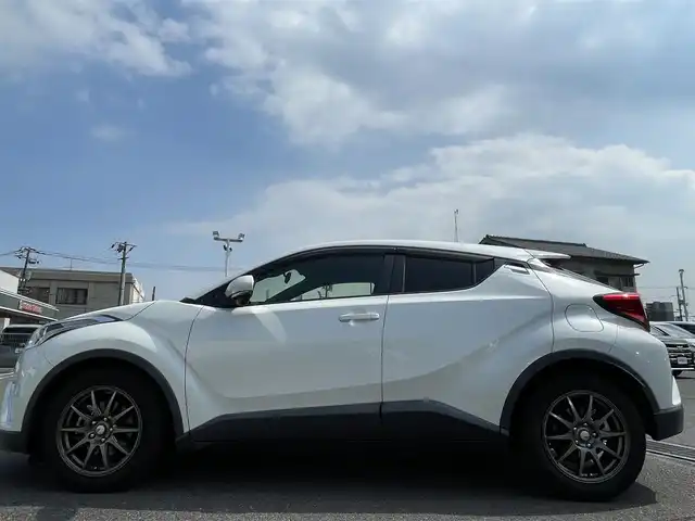トヨタ Ｃ－ＨＲ S－T 広島県 2019(平31)年 5.1万km ホワイトパールクリスタルシャイン ワンオーナー/純正SDナビ(NSZT-W68T)/　（Bluetooth/フルセグテレビ/CD/DVD/AM/FM）/レーダークルーズコントロール/SPORT ABELIA 17インチアルミホイール/純正フロアマット/バックカメラ/LEDヘッドライト/オートマチックハイビーム/オートライト/横滑り防止装置/レーンキープアシスト/盗難防止装置/衝突被害軽減システム/W+サイドエアバッグ/カーテンエアバック/スマートキー/保証書/取扱説明書