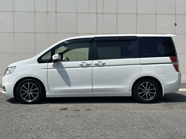 ホンダ ステップワゴン G インターナビコンフォートセレ 埼玉県 2013(平25)年 10.6万km ホワイトオーキッドパール (株)IDOMが運営する【じしゃロン熊谷店】の自社ローン専用車両になりますこちらは現金またはオートローンご利用時の価格です。自社ローンご希望の方は別途その旨お申付け下さい/純正HDDナビ（TV/CD/DVD/FM/AM)/ワンセグテレビ/ハーフレザーシートカバー/クルーズコントロール/２列目シート跳ね上げ/３列目シート床下格納/バックモニター/両側パワースライドドア/ETC/アイドリングストップ/純正フロアマット/LEDオートライト/社外アルミホイール/ドアバイザー/USB入力端子/横滑り防止装置/ABS/スペアキー