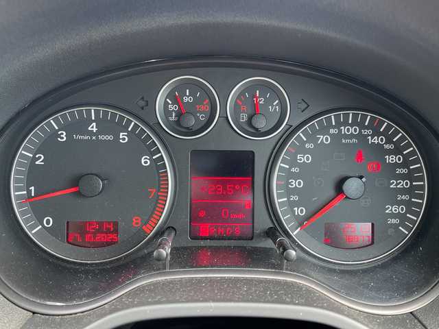 アウディ Ａ３ スポーツバック 2．0 TFSI 神奈川県 2005(平17)年 7.9万km ファントムブラックパールエフェクト ・社外ナビ　/・Ｂｌｕｅｔｏｏｔｈ　/・ＥＴＣ　/・ＤＶＤ　ＣＤ　/・ワンセグＴＶ　/・本革シート　/・ドラレコ前後　/・パワーシート　/・パドルシフト　/・キセノンヘッドライト　/・オートライト　/・フォグランプ　/・純正アルミホイール/・サマータイヤ(純正アルミホイール付225/45R17）残3mm/　ヨコハマタイヤ2013年製