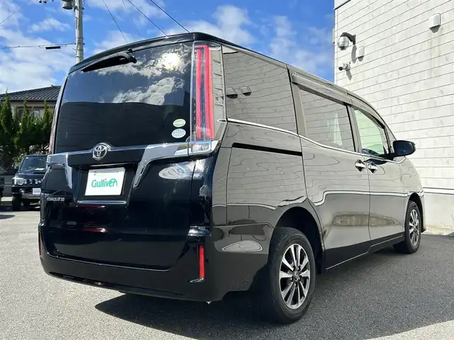 トヨタ エスクァイア Xi 山形県 2018(平30)年 9.2万km ブラック 禁煙車/ワンオーナー/4WD/社外メモリーナビ/・フルセグTV/AM/FM/DVD/Bluetooth/クルーズコントロール/アイドリングストップ/プリクラッシュセーフティ/先行車発進告知/車線逸脱警報/横滑り防止装置/盗難防止装置/LEDヘッドライト/オートライト/オートハイビーム/フロントフォグランプ/片側パワースライドドア/フリップダウンモニター/寒冷地仕様/純正フロアマット/純正ドアバイザー/ETC/冬タイヤ積み込み