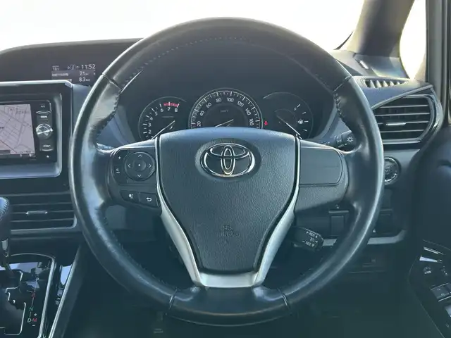 トヨタ エスクァイア Xi 山形県 2018(平30)年 9.2万km ブラック 禁煙車/ワンオーナー/4WD/社外メモリーナビ/・フルセグTV/AM/FM/DVD/Bluetooth/クルーズコントロール/アイドリングストップ/プリクラッシュセーフティ/先行車発進告知/車線逸脱警報/横滑り防止装置/盗難防止装置/LEDヘッドライト/オートライト/オートハイビーム/フロントフォグランプ/片側パワースライドドア/フリップダウンモニター/寒冷地仕様/純正フロアマット/純正ドアバイザー/ETC/冬タイヤ積み込み