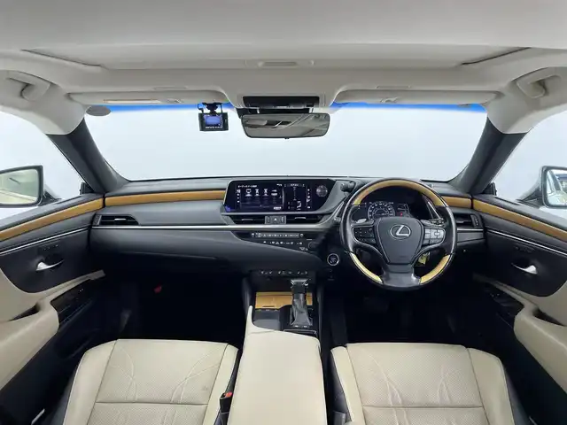 レクサス ＥＳ 300h バージョンL 愛知県 2019(令1)年 4.7万km アイスエクリュマイカメタリック  純正12.3インチワイドディスプレイナビ　/ 電動チルトスライドサンルーフ/ パノラミックビューモニター/ LEXUS Safty System/ LEXUS プレミアムサウンドシステム/ アダプティブクルーズコントロール/ Apple CarPlay/Android Auto / WiFi Bluetooth USB/ CD DVD フルセグTV FM AM AUX/ セミアニリン本革シート / 純正ビルトインETC2.0/ 純正オプション前後ドライブレコーダー/ 三眼LEDオートヘッドライト/ アダプティブハイビームシステム/ パドルシフト/ 前後コーナーセンサー/ 本革巻ウッドコンビステアリング/ ステアリングヒーター/ 全席シートヒーター/ 前席シートベンチレーター/ 全席パワーシート/ 電動ランバーサポート/ シートポジションメモリー/ パワートランクリッド/ ヘッドアップディスプレイ/ ブラインドスポットモニター/ レーンディパーチャー警報システム/ 車両接近警報システム / 先行車発進警報システム / 純正フロアマット/ 電動リアシェード/ ナノイーX発生装置 / AC100V電源/ 取扱説明書/ スペアキー/ カードキー