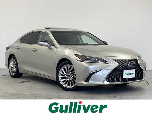 レクサス ＥＳ 300h バージョンL 愛知県 2019(令1)年 4.7万km アイスエクリュマイカメタリック  純正12.3インチワイドディスプレイナビ　/ 電動チルトスライドサンルーフ/ パノラミックビューモニター/ LEXUS Safty System/ LEXUS プレミアムサウンドシステム/ アダプティブクルーズコントロール/ Apple CarPlay/Android Auto / WiFi Bluetooth USB/ CD DVD フルセグTV FM AM AUX/ セミアニリン本革シート / 純正ビルトインETC2.0/ 純正オプション前後ドライブレコーダー/ 三眼LEDオートヘッドライト/ アダプティブハイビームシステム/ パドルシフト/ 前後コーナーセンサー/ 本革巻ウッドコンビステアリング/ ステアリングヒーター/ 全席シートヒーター/ 前席シートベンチレーター/ 全席パワーシート/ 電動ランバーサポート/ シートポジションメモリー/ パワートランクリッド/ ヘッドアップディスプレイ/ ブラインドスポットモニター/ レーンディパーチャー警報システム/ 車両接近警報システム / 先行車発進警報システム / 純正フロアマット/ 電動リアシェード/ ナノイーX発生装置 / AC100V電源/ 取扱説明書/ スペアキー/ カードキー