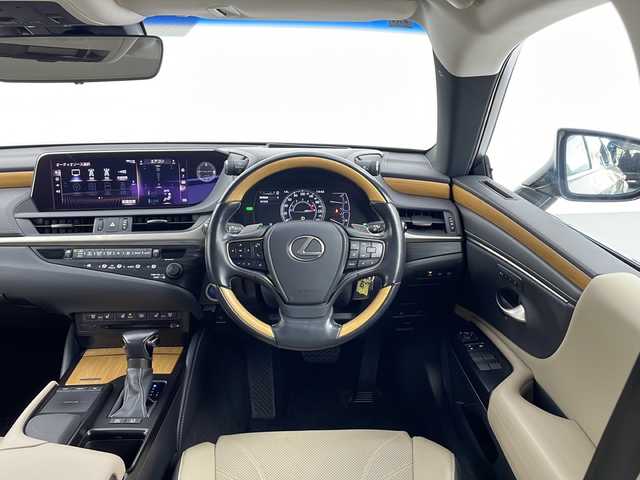 レクサス ＥＳ 300h バージョンL 愛知県 2019(令1)年 4.7万km アイスエクリュマイカメタリック  純正12.3インチワイドディスプレイナビ　/ 電動チルトスライドサンルーフ/ パノラミックビューモニター/ LEXUS Safty System/ LEXUS プレミアムサウンドシステム/ アダプティブクルーズコントロール/ Apple CarPlay/Android Auto / WiFi Bluetooth USB/ CD DVD フルセグTV FM AM AUX/ セミアニリン本革シート / 純正ビルトインETC2.0/ 純正オプション前後ドライブレコーダー/ 三眼LEDオートヘッドライト/ アダプティブハイビームシステム/ パドルシフト/ 前後コーナーセンサー/ 本革巻ウッドコンビステアリング/ ステアリングヒーター/ 全席シートヒーター/ 前席シートベンチレーター/ 全席パワーシート/ 電動ランバーサポート/ シートポジションメモリー/ パワートランクリッド/ ヘッドアップディスプレイ/ ブラインドスポットモニター/ レーンディパーチャー警報システム/ 車両接近警報システム / 先行車発進警報システム / 純正フロアマット/ 電動リアシェード/ ナノイーX発生装置 / AC100V電源/ 取扱説明書/ スペアキー/ カードキー