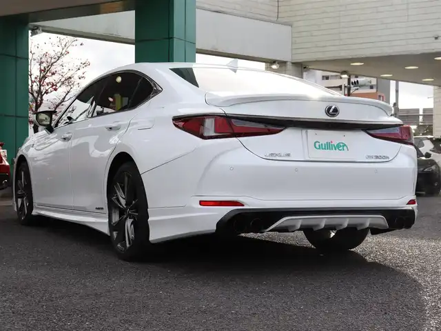 レクサス ＥＳ 300h Fスポーツ 神奈川県 2019(令1)年 1.1万km ホワイトノーヴァガラスフレーク ワンオーナー/サンルーフ/赤レザーシート/マークレビンソン/純正ナビ/バックカメラ/フルセグテレビ/パワートランク/ヘッドアップディスプレイ/フロントリップ/サイド、リアアンダーエアロ/ブラインドスポットモニター/デジタルインナーミラー/ヘッドアップディスプレイ/保証書/カードキー/記録(R.1.2.3.4.6)