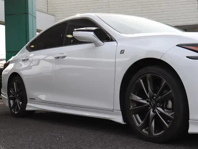 レクサス ＥＳ 300h Fスポーツ 神奈川県 2019(令1)年 1.1万km ホワイトノーヴァガラスフレーク ワンオーナー/サンルーフ/赤レザーシート/マークレビンソン/純正ナビ/バックカメラ/フルセグテレビ/パワートランク/ヘッドアップディスプレイ/フロントリップ/サイド、リアアンダーエアロ/ブラインドスポットモニター/デジタルインナーミラー/ヘッドアップディスプレイ/保証書/カードキー/記録(R.1.2.3.4.6)