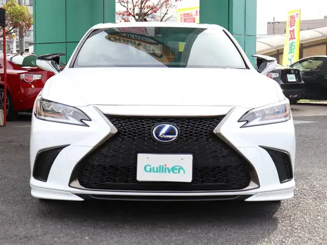 レクサス ＥＳ 300h Fスポーツ 神奈川県 2019(令1)年 1.1万km ホワイトノーヴァガラスフレーク ワンオーナー/サンルーフ/赤レザーシート/マークレビンソン/純正ナビ/バックカメラ/フルセグテレビ/パワートランク/ヘッドアップディスプレイ/フロントリップ/サイド、リアアンダーエアロ/ブラインドスポットモニター/デジタルインナーミラー/ヘッドアップディスプレイ/保証書/カードキー/記録(R.1.2.3.4.6)