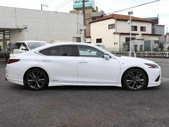 レクサス ＥＳ 300h Fスポーツ 神奈川県 2019(令1)年 1.1万km ホワイトノーヴァガラスフレーク ワンオーナー/サンルーフ/赤レザーシート/マークレビンソン/純正ナビ/バックカメラ/フルセグテレビ/パワートランク/ヘッドアップディスプレイ/フロントリップ/サイド、リアアンダーエアロ/ブラインドスポットモニター/デジタルインナーミラー/ヘッドアップディスプレイ/保証書/カードキー/記録(R.1.2.3.4.6)