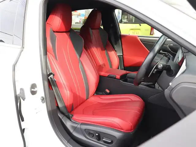 レクサス ＥＳ 300h Fスポーツ 神奈川県 2019(令1)年 1.1万km ホワイトノーヴァガラスフレーク ワンオーナー/サンルーフ/赤レザーシート/マークレビンソン/純正ナビ/バックカメラ/フルセグテレビ/パワートランク/ヘッドアップディスプレイ/フロントリップ/サイド、リアアンダーエアロ/ブラインドスポットモニター/デジタルインナーミラー/ヘッドアップディスプレイ/保証書/カードキー/記録(R.1.2.3.4.6)