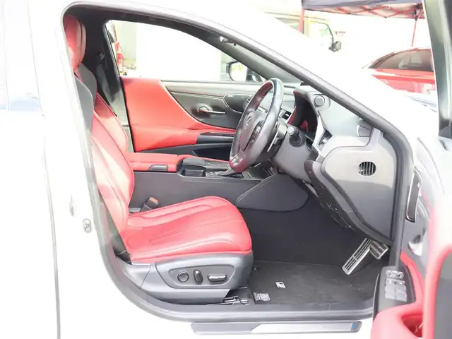 レクサス ＥＳ 300h Fスポーツ 神奈川県 2019(令1)年 1.1万km ホワイトノーヴァガラスフレーク ワンオーナー/サンルーフ/赤レザーシート/マークレビンソン/純正ナビ/バックカメラ/フルセグテレビ/パワートランク/ヘッドアップディスプレイ/フロントリップ/サイド、リアアンダーエアロ/ブラインドスポットモニター/デジタルインナーミラー/ヘッドアップディスプレイ/保証書/カードキー/記録(R.1.2.3.4.6)