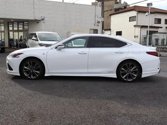レクサス ＥＳ 300h Fスポーツ 神奈川県 2019(令1)年 1.1万km ホワイトノーヴァガラスフレーク ワンオーナー/サンルーフ/赤レザーシート/マークレビンソン/純正ナビ/バックカメラ/フルセグテレビ/パワートランク/ヘッドアップディスプレイ/フロントリップ/サイド、リアアンダーエアロ/ブラインドスポットモニター/デジタルインナーミラー/ヘッドアップディスプレイ/保証書/カードキー/記録(R.1.2.3.4.6)