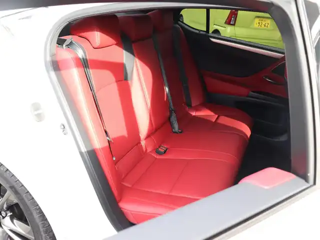 レクサス ＥＳ 300h Fスポーツ 神奈川県 2019(令1)年 1.1万km ホワイトノーヴァガラスフレーク ワンオーナー/サンルーフ/赤レザーシート/マークレビンソン/純正ナビ/バックカメラ/フルセグテレビ/パワートランク/ヘッドアップディスプレイ/フロントリップ/サイド、リアアンダーエアロ/ブラインドスポットモニター/デジタルインナーミラー/ヘッドアップディスプレイ/保証書/カードキー/記録(R.1.2.3.4.6)