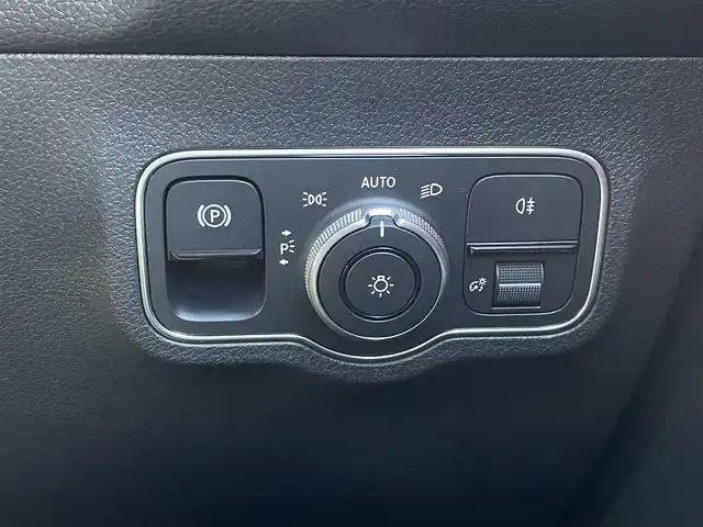 メルセデス・ベンツ Ｍ・ベンツ ＧＬＢ２００ｄ 4マチック AMGライン 東京都 2023(令5)年 0.7万km 黒 純正ナビ/360°カメラ/サンルーフ/レザーシート/ヘッドアップディスプレイ/ETC2.0/衝突軽減ブレーキ/アダプティブクルーズコントロール/純正19インチアルミホイール/フルセグTV/ドライブレコーダー/シートヒーター/ワンオーナー