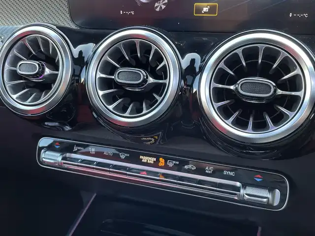 メルセデス・ベンツ Ｍ・ベンツ ＧＬＢ２００ｄ 4マチック AMGライン 東京都 2023(令5)年 0.7万km 黒 純正ナビ/360°カメラ/サンルーフ/レザーシート/ヘッドアップディスプレイ/ETC2.0/衝突軽減ブレーキ/アダプティブクルーズコントロール/純正19インチアルミホイール/フルセグTV/ドライブレコーダー/シートヒーター/ワンオーナー