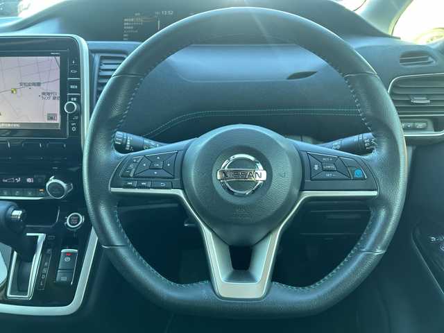 日産 セレナ 大阪府 2016(平28)年 5.5万km ブリリアントホワイトパール 純正9インチSDナビ（フルセグ/BT/DVD/CD)/純正後席モニター/プロパイロット/両側パワースライドドア/バックカメラ/衝突被害軽減システム/レーンキープアシスト/横滑り防止装置/オートマチックハイビーム/コーナーセンサー/アイドリングストップ/純正AW（AUTECH)/純正フロアマット/純正LEDライト/フロントフォグランプ/ビルトインETC/ドライブレコーダー/スペアキー1本