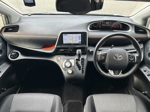 トヨタ シエンタ G 大阪府 2021(令3)年 1.7万km シルバーM ワンオーナー/7インチメモリナビ（KENEOOD：TZ-NAV11K）/・バックカメラ/・ワンセグナビ/・CD/DVD/・AM/FM/BT/【安全装備】/トヨタセーフティーセンス/・プリクラッシュセーフティ（歩行者【昼】検知機能付衝突回避支援タイプ）/・レーンディパーチャーアラート/・オートマチックハイビーム/先行車発進告知機能/ドライブスタートコントロール/インテリジェントクリアランスソナー［パーキングサポートブレーキ（静止物）］/SRSエアバッグ（運転席/助手席）/【その他主要装備】/両側パワースライドドア/LEDヘッドライト/プッシュスタート/・スマートキー/革巻きステアリング/・ステアリングスイッチ/USB入力端子（前２つ）/前方ドライブレコーダー/ETC/スペアキー1本/保証書/取扱説明書/記録簿（R6）