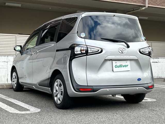 トヨタ シエンタ G 大阪府 2021(令3)年 1.7万km シルバーM ワンオーナー/7インチメモリナビ（KENEOOD：TZ-NAV11K）/・バックカメラ/・ワンセグナビ/・CD/DVD/・AM/FM/BT/【安全装備】/トヨタセーフティーセンス/・プリクラッシュセーフティ（歩行者【昼】検知機能付衝突回避支援タイプ）/・レーンディパーチャーアラート/・オートマチックハイビーム/先行車発進告知機能/ドライブスタートコントロール/インテリジェントクリアランスソナー［パーキングサポートブレーキ（静止物）］/SRSエアバッグ（運転席/助手席）/【その他主要装備】/両側パワースライドドア/LEDヘッドライト/プッシュスタート/・スマートキー/革巻きステアリング/・ステアリングスイッチ/USB入力端子（前２つ）/前方ドライブレコーダー/ETC/スペアキー1本/保証書/取扱説明書/記録簿（R6）