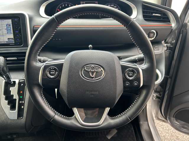 トヨタ シエンタ G 大阪府 2021(令3)年 1.7万km シルバーM ワンオーナー/7インチメモリナビ（KENEOOD：TZ-NAV11K）/・バックカメラ/・ワンセグナビ/・CD/DVD/・AM/FM/BT/【安全装備】/トヨタセーフティーセンス/・プリクラッシュセーフティ（歩行者【昼】検知機能付衝突回避支援タイプ）/・レーンディパーチャーアラート/・オートマチックハイビーム/先行車発進告知機能/ドライブスタートコントロール/インテリジェントクリアランスソナー［パーキングサポートブレーキ（静止物）］/SRSエアバッグ（運転席/助手席）/【その他主要装備】/両側パワースライドドア/LEDヘッドライト/プッシュスタート/・スマートキー/革巻きステアリング/・ステアリングスイッチ/USB入力端子（前２つ）/前方ドライブレコーダー/ETC/スペアキー1本/保証書/取扱説明書/記録簿（R6）