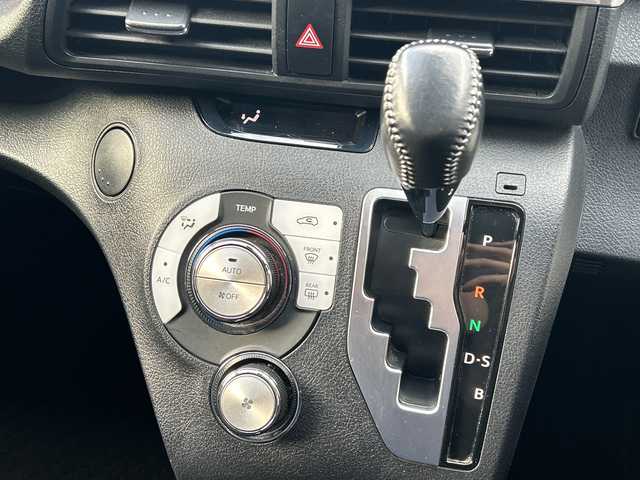 トヨタ シエンタ G 大阪府 2021(令3)年 1.7万km シルバーM ワンオーナー/7インチメモリナビ（KENEOOD：TZ-NAV11K）/・バックカメラ/・ワンセグナビ/・CD/DVD/・AM/FM/BT/【安全装備】/トヨタセーフティーセンス/・プリクラッシュセーフティ（歩行者【昼】検知機能付衝突回避支援タイプ）/・レーンディパーチャーアラート/・オートマチックハイビーム/先行車発進告知機能/ドライブスタートコントロール/インテリジェントクリアランスソナー［パーキングサポートブレーキ（静止物）］/SRSエアバッグ（運転席/助手席）/【その他主要装備】/両側パワースライドドア/LEDヘッドライト/プッシュスタート/・スマートキー/革巻きステアリング/・ステアリングスイッチ/USB入力端子（前２つ）/前方ドライブレコーダー/ETC/スペアキー1本/保証書/取扱説明書/記録簿（R6）