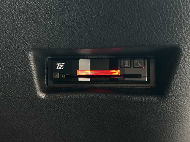 トヨタ シエンタ G 大阪府 2021(令3)年 1.7万km シルバーM ワンオーナー/7インチメモリナビ（KENEOOD：TZ-NAV11K）/・バックカメラ/・ワンセグナビ/・CD/DVD/・AM/FM/BT/【安全装備】/トヨタセーフティーセンス/・プリクラッシュセーフティ（歩行者【昼】検知機能付衝突回避支援タイプ）/・レーンディパーチャーアラート/・オートマチックハイビーム/先行車発進告知機能/ドライブスタートコントロール/インテリジェントクリアランスソナー［パーキングサポートブレーキ（静止物）］/SRSエアバッグ（運転席/助手席）/【その他主要装備】/両側パワースライドドア/LEDヘッドライト/プッシュスタート/・スマートキー/革巻きステアリング/・ステアリングスイッチ/USB入力端子（前２つ）/前方ドライブレコーダー/ETC/スペアキー1本/保証書/取扱説明書/記録簿（R6）