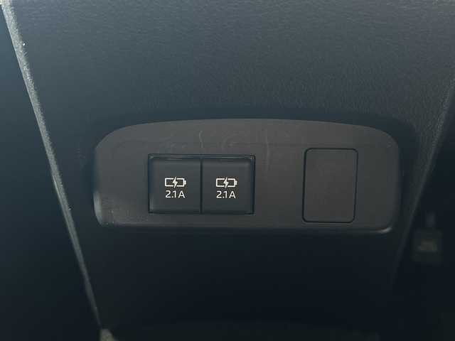 トヨタ シエンタ G 大阪府 2021(令3)年 1.7万km シルバーM ワンオーナー/7インチメモリナビ（KENEOOD：TZ-NAV11K）/・バックカメラ/・ワンセグナビ/・CD/DVD/・AM/FM/BT/【安全装備】/トヨタセーフティーセンス/・プリクラッシュセーフティ（歩行者【昼】検知機能付衝突回避支援タイプ）/・レーンディパーチャーアラート/・オートマチックハイビーム/先行車発進告知機能/ドライブスタートコントロール/インテリジェントクリアランスソナー［パーキングサポートブレーキ（静止物）］/SRSエアバッグ（運転席/助手席）/【その他主要装備】/両側パワースライドドア/LEDヘッドライト/プッシュスタート/・スマートキー/革巻きステアリング/・ステアリングスイッチ/USB入力端子（前２つ）/前方ドライブレコーダー/ETC/スペアキー1本/保証書/取扱説明書/記録簿（R6）