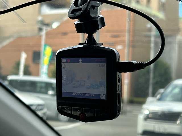 トヨタ シエンタ G 大阪府 2021(令3)年 1.7万km シルバーM ワンオーナー/7インチメモリナビ（KENEOOD：TZ-NAV11K）/・バックカメラ/・ワンセグナビ/・CD/DVD/・AM/FM/BT/【安全装備】/トヨタセーフティーセンス/・プリクラッシュセーフティ（歩行者【昼】検知機能付衝突回避支援タイプ）/・レーンディパーチャーアラート/・オートマチックハイビーム/先行車発進告知機能/ドライブスタートコントロール/インテリジェントクリアランスソナー［パーキングサポートブレーキ（静止物）］/SRSエアバッグ（運転席/助手席）/【その他主要装備】/両側パワースライドドア/LEDヘッドライト/プッシュスタート/・スマートキー/革巻きステアリング/・ステアリングスイッチ/USB入力端子（前２つ）/前方ドライブレコーダー/ETC/スペアキー1本/保証書/取扱説明書/記録簿（R6）