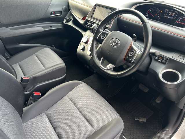 トヨタ シエンタ G 大阪府 2021(令3)年 1.7万km シルバーM ワンオーナー/7インチメモリナビ（KENEOOD：TZ-NAV11K）/・バックカメラ/・ワンセグナビ/・CD/DVD/・AM/FM/BT/【安全装備】/トヨタセーフティーセンス/・プリクラッシュセーフティ（歩行者【昼】検知機能付衝突回避支援タイプ）/・レーンディパーチャーアラート/・オートマチックハイビーム/先行車発進告知機能/ドライブスタートコントロール/インテリジェントクリアランスソナー［パーキングサポートブレーキ（静止物）］/SRSエアバッグ（運転席/助手席）/【その他主要装備】/両側パワースライドドア/LEDヘッドライト/プッシュスタート/・スマートキー/革巻きステアリング/・ステアリングスイッチ/USB入力端子（前２つ）/前方ドライブレコーダー/ETC/スペアキー1本/保証書/取扱説明書/記録簿（R6）