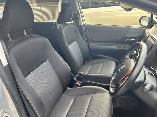 トヨタ シエンタ G 大阪府 2021(令3)年 1.7万km シルバーM ワンオーナー/7インチメモリナビ（KENEOOD：TZ-NAV11K）/・バックカメラ/・ワンセグナビ/・CD/DVD/・AM/FM/BT/【安全装備】/トヨタセーフティーセンス/・プリクラッシュセーフティ（歩行者【昼】検知機能付衝突回避支援タイプ）/・レーンディパーチャーアラート/・オートマチックハイビーム/先行車発進告知機能/ドライブスタートコントロール/インテリジェントクリアランスソナー［パーキングサポートブレーキ（静止物）］/SRSエアバッグ（運転席/助手席）/【その他主要装備】/両側パワースライドドア/LEDヘッドライト/プッシュスタート/・スマートキー/革巻きステアリング/・ステアリングスイッチ/USB入力端子（前２つ）/前方ドライブレコーダー/ETC/スペアキー1本/保証書/取扱説明書/記録簿（R6）