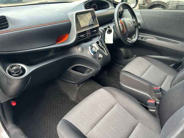 トヨタ シエンタ G 大阪府 2021(令3)年 1.7万km シルバーM ワンオーナー/7インチメモリナビ（KENEOOD：TZ-NAV11K）/・バックカメラ/・ワンセグナビ/・CD/DVD/・AM/FM/BT/【安全装備】/トヨタセーフティーセンス/・プリクラッシュセーフティ（歩行者【昼】検知機能付衝突回避支援タイプ）/・レーンディパーチャーアラート/・オートマチックハイビーム/先行車発進告知機能/ドライブスタートコントロール/インテリジェントクリアランスソナー［パーキングサポートブレーキ（静止物）］/SRSエアバッグ（運転席/助手席）/【その他主要装備】/両側パワースライドドア/LEDヘッドライト/プッシュスタート/・スマートキー/革巻きステアリング/・ステアリングスイッチ/USB入力端子（前２つ）/前方ドライブレコーダー/ETC/スペアキー1本/保証書/取扱説明書/記録簿（R6）