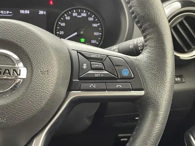 日産 キックス X 熊本県 2021(令3)年 4.9万km ブリリアントホワイトパール 禁煙車/純正9インチナビ/CD/DVD/DTV/Bluetooth/アラウンドビューモニター/デジタルインナーミラー/プロパイロット/ステアリングスイッチ/LEDオートライト/オートハイビーム/ビルトインETC/スマートキー/プッシュスタート/スペアキー1本/フロアマット/ドアバイザー/保証書/取扱説明書