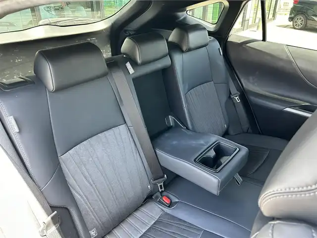 トヨタ ハリアー G 愛媛県 2022(令4)年 7.1万km ブラック 禁煙車/ワンオーナー/登録時走行距離：70904km/純正ディスプレイオーディオ/フルセグTV/Bluetooth/バックカメラ/デジタルインナーミラー/ドライブレコーダー/ビルトインETC/衝突被害軽減システム/クリアランスソナー/横滑り防止装置/レーンキープアシスト/レーダークルーズコントロール/LEDヘッドライト/フォグランプ/オートライト/オートマチックハイビーム/ハーフレザーシート/運転席パワーシート/パワーバックドア/スマホスタンド/エンジンスタートボタン/スマートキー/純正フロアマット/純正18インチアルミホイール/MODELLISTAエアロ(F.S.R)