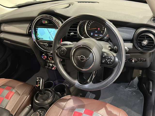 ＭＩＮＩ ミニ クーパー 新潟県 2018(平30)年 3.1万km ブリティッシュレーシンググリーンⅡ 衝突軽減ブレーキ/ツートーンルーフ/・ブリティッシュレーシンググリーン×ブラック/HDDナビ/・Bluetooth/USB/バックカメラ/コーナーセンサー/スポーツレザーステアリング/シートカバー